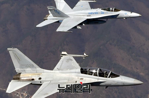 ▲ FA-50 전투기와 FA-18 전투기가 연합비행 훈련을 마치고 모기지로 편대비행하며 동맹군으로서의 우정을 과시하는 모습ⓒ공군