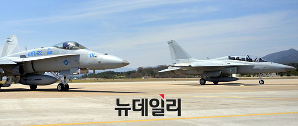 ▲ 연합비행 훈련을 위해 활주로로 이동하고 있는 FA-50(오른쪽), FA-18(왼쪽) 전투기ⓒ공군