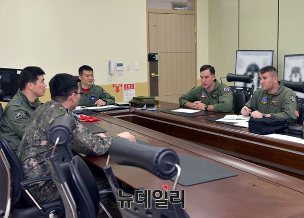 ▲ 연합비행 훈련에 참가하는 양측 조종사들이 비행에 앞서 브리핑을 실시하는 모습ⓒ공군