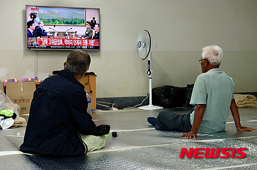 ▲ 24일 오후 경기도 연천군 중면사무소 대피소에 대피한 주민들이 텔레비젼을 통해 남북고위급 접촉 관련 뉴스를 시청하고 있다. 2015.08.24. ⓒ뉴시스