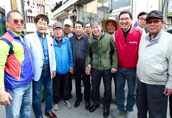 ▲ 새누리당 김학용 안성 후보와 산악인 엄홍길(가운데), 가수 윤형주.  ⓒ 김학용 후보 블로그