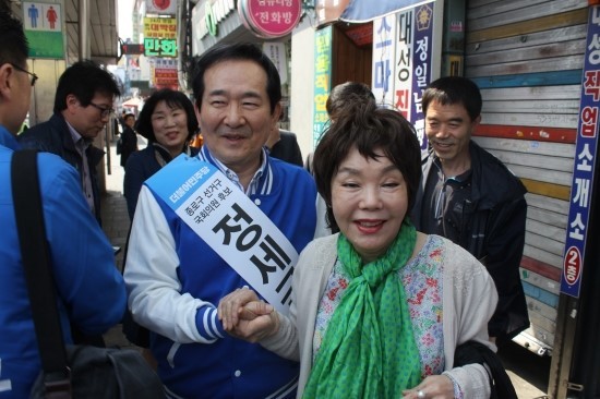 ▲ 새누리당 김학용 안성 후보와 산악인 엄홍길(가운데), 가수 윤형주.  ⓒ 김학용 후보 블로그