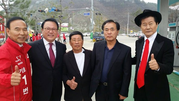 ▲ 새누리당 박덕흠(좌측) 후보와 가수 태진아(우측)  ⓒ 박덕흠 페이스북
