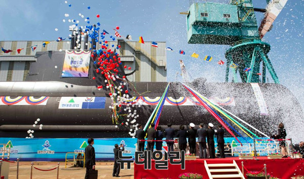 ▲ 정호섭 해군참모총장 부인 안미희 여사가 홍범도함 진수줄을 절단하고 있다.ⓒ해군