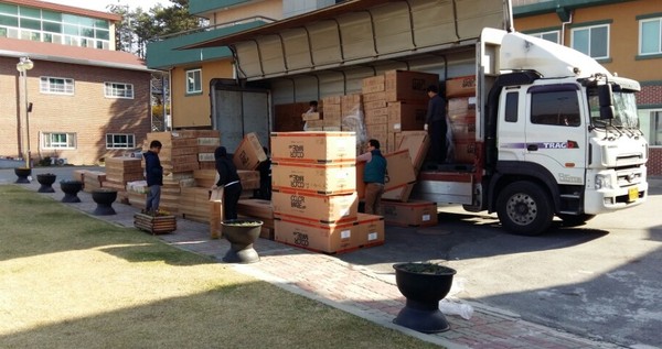 ▲ 한화L&C 세종사업장이 5일 아동용품을 세종과 충북지역 아동복지지설에 전달했다.ⓒ충북공동모금회