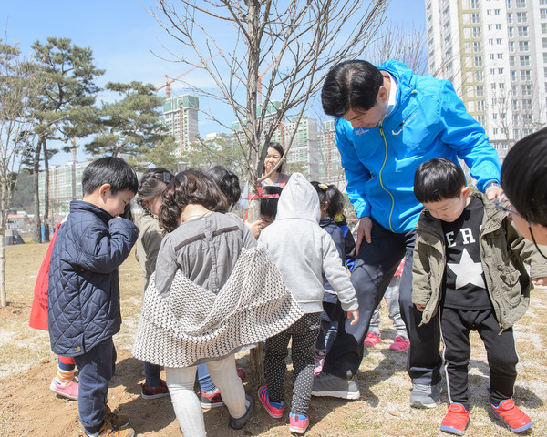 ▲ 세종시는 5일 식목일을 맞아 한솔동 아침뜰 근린공원 일원서 무궁화나무를 심고 있다.ⓒ세종시