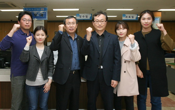 ▲ 이상욱 단양군 재무과장(왼쪽 세번째)과 징수팀원들ⓒ단양군