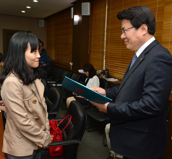 ▲ 이근규 제천시장(오른쪽)이 SNS시민기자에게 위촉장을 전달하고 있다.ⓒ제천시