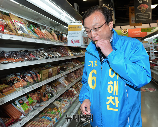 ▲ 지난 1일 오후 이마트세종점을 방문해 시식을 하고 있는 무소속 이해찬 후보. ⓒ정상윤 기자