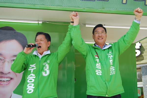 ▲ 국민의당 주승용 후보(전남 여수을)가 5일 5일장이 열린 순천 웃장을 방문해 이 지역에 출마한 국민의당 구희승 후보의 지원 유세를 하고 있다. ⓒ구희승 후보 선거사무소 제공