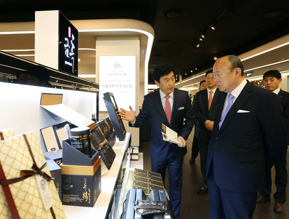 ▲ 김승연 한화그룹 회장(오른쪽)이 갤러리아 센터시티점에 위치한 ‘아름드리 매장’을 방문해, 고태훈 ‘금산 흑삼’ 대표로부터 제품 설명을 듣고 있다.ⓒ한화그룹