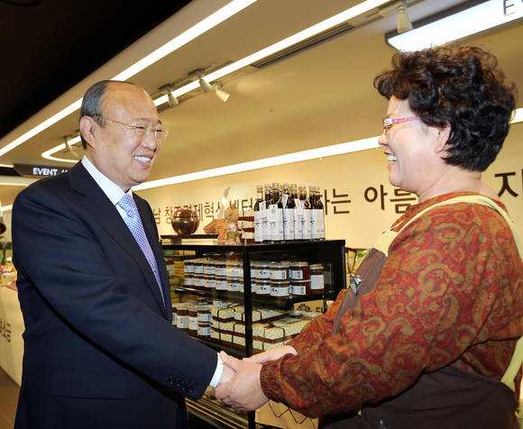 ▲ 김승연 한화그룹 회장(왼쪽)이 갤러리아 센터시티점에 위치한 ‘아름드리 매장’을 방문해, 최명선 궁골된장 영농조합법인 최명선 대표와 인사를 나누고 있다.ⓒ한화그룹