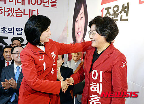 ▲ 새누리당 서초갑에 출마한 이혜훈 후보(오른쪽)은 이번 새누리당 경선에서 조윤선 예비후보를 꺾고 3선에 도전하게 됐다. ⓒ 뉴시스