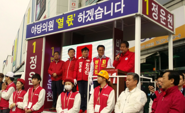 ▲ 김무성 대표가 6일 전북 전주시 완산구 메디프랜드 사거리에서 정운천 전주을 후보와 함께 선거유세를 펼치고 있다.ⓒ김현중 기자