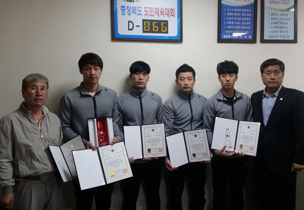 ▲ 제천시청 탁구단이 입상 후 기념촬영을 가진 모습이다.ⓒ제천시