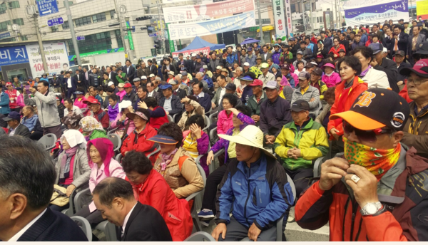 새누리당 김무성 대표와 홍문표 후보 선거유세 현장에 몰려든 지역 주민들.ⓒ김현중 기자