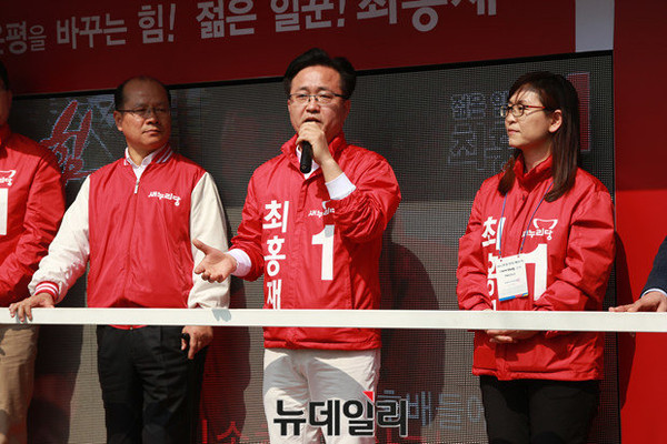 ▲ 은평 지역에서 길거리 유세 중인 최홍재 새누리당 후보. ⓒ최홍재 후보 선거사무소 제공