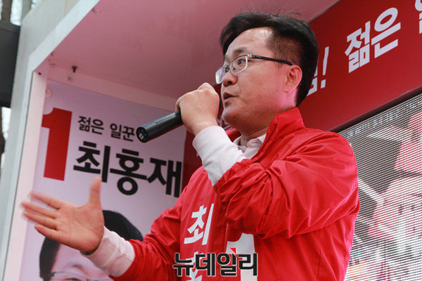 ▲ 지역 유세 중인 최홍재 은평 갑 새누리당 후보. ⓒ정재훈 뉴데일리 기자-최홍재 후보 선거사무소 제공