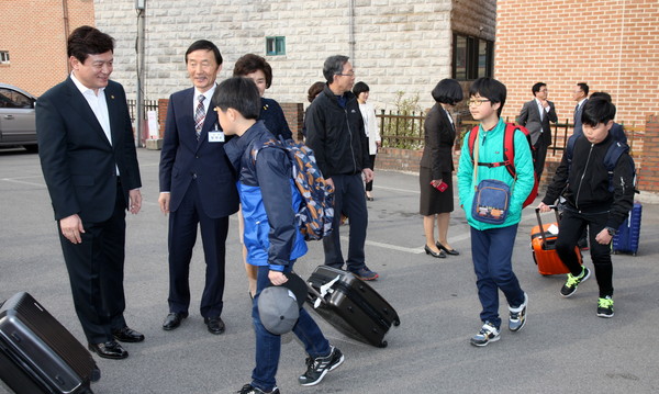 ▲ 김병우 교육감이 6일 아침 청주개신초를 방문, 6학년 학생들과 일일이 인사를 나누며 안전한 수학여행길이 되길 당부했다.ⓒ충북도교육청