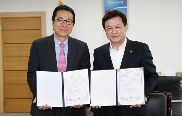 ▲ 왼쪽부터 재단법인 충북문화재단 김경식 대표이사, 김병우 교육감.ⓒ충북도교육청