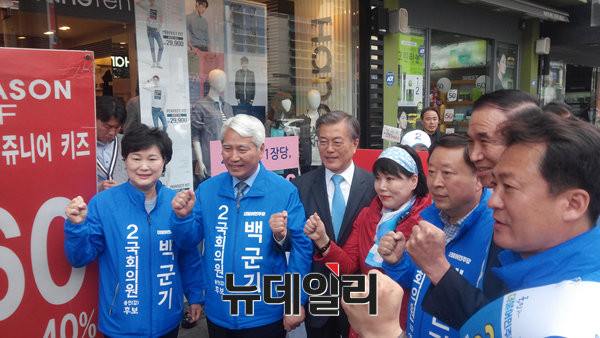 ▲ 6일 백군기 의원과 문재인 전 대표가 용인 롯데시네마 앞에서 유세를 벌이고 있다. ⓒ 임재섭 기자