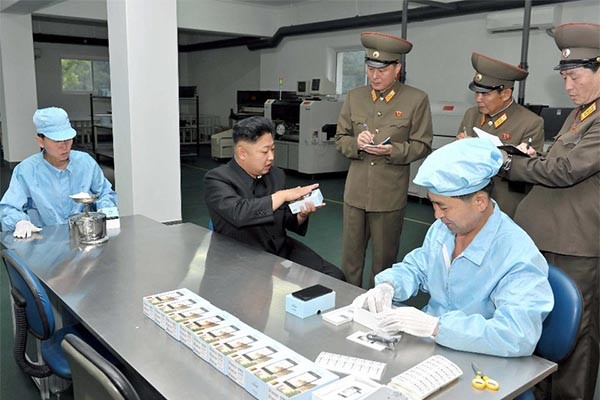 ▲ "아이폰하고 갤럭시를 잘 섞어 보란 말이야!" 북한 자체 휴대전화 공장을 살피는 김정은. 북한이 제조하는 휴대전화는 중국산 제품의 카피품으로 알려져 있다. ⓒ北선전매체 화면캡쳐