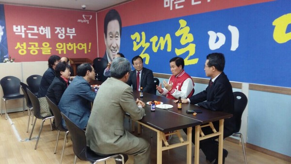 ▲ ⓒ곽대훈 후보(오른쪽 두번째)가 6일 한국예총 관계자들과 간담회를 갖고 대구문화예술분야 발전을 위한 논의를 했다.ⓒ곽 후보 측 제공