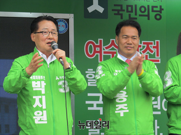 ▲ 국민의당 박지원 의원이 6일 여수 서시장을 찾아 전남 여수갑의 이용주 후보를 지원하는 연설을 하고 있다. ⓒ여수(전남)=뉴데일리 정도원 기자