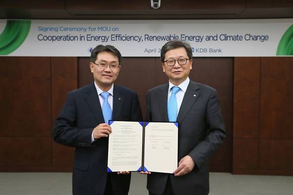 ▲ 산업은행 류희경 수석부행장(오른쪽)과 한국에너지공단 변종립 이사장(왼쪽)ⓒ 뉴데일리