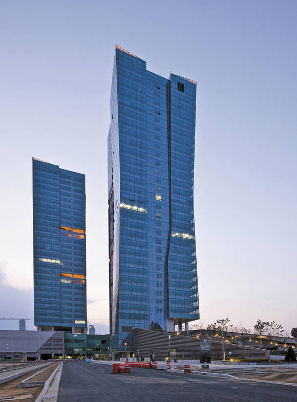 ▲ 코오롱글로벌이 올 1분기에 주택 사업의 선전으로 수주액 1조원을 돌파했다. 사진은 코오롱글로벌 사옥.ⓒ코오롱글로벌