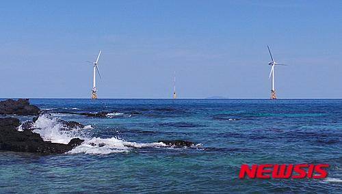 ▲ 제주시 월정리 앞바다에 위치한 해상 풍력발전기의 모습. 제주는 오는 2030년까지 모든 전력을 풍력발전 등 신재생에너지로 대체키로 하고 '탄소없는 섬' 카본프리 아일랜드 제주 2030 프로젝트를 추진하고 있다. ⓒ 사진 뉴시스