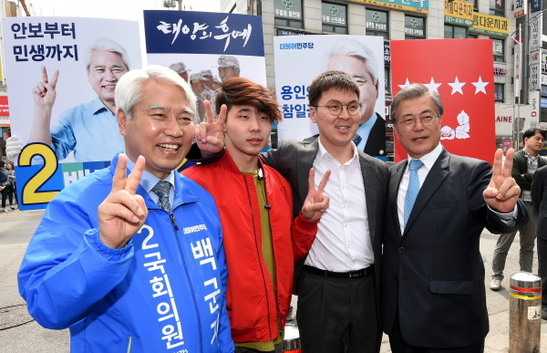 ▲ 불어민주당 문재인 전 대표가 6일 오후 경기도 용인시 처인구청 인근 상가에서 백군기 후보를 지원유세 하고 있다. ⓒ 뉴시스