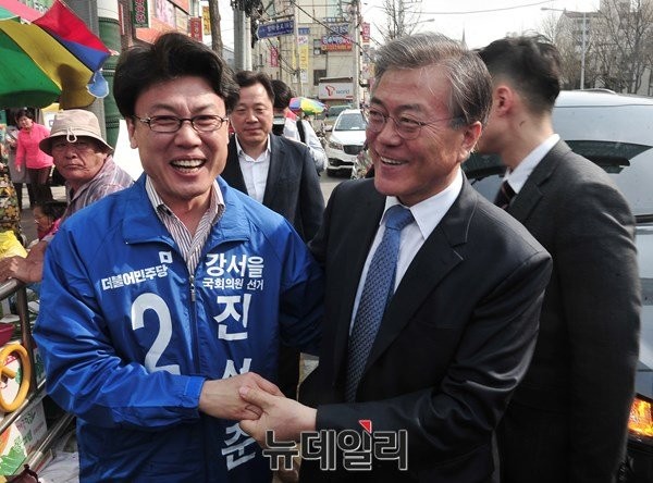 ▲ 지난 1일 친노 진성준 후보를 지원유세하고 있는 더불어민주당 문재인 전 대표의 모습. 문재인 전 대표는 호남 방문을 고려하고 있으나, 대선에 출마했던 지난 2012년 이전부터 먼저 반호남·반전라도 시각을 갖고 있었다는 논란에 휩싸이면서 정치적 부담이 한층 커지게 됐다. ⓒ뉴데일리 이종현 기자