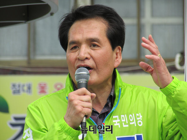 ▲ 국민의당 장세환 후보(전북 전주을)가 지난달 31일 전북 전주오거리 문화광장에서 열린 국민의당 전북도당 후보자 합동출정식에서 친노패권주의 척결의 필요성을 설명하고 있다. ⓒ전주(전북)=뉴데일리 정도원 기자