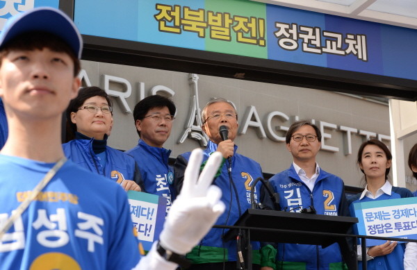 ▲ 더불어민주당 최형재 후보(사진 단상 위 왼쪽에서 두 번째)가 국보위 참여 전력 등으로 호남에서 논란을 겪고 있는 김종인 대표와 함께 유세 현장에 자리하고 있다. ⓒ뉴시스 사진DB