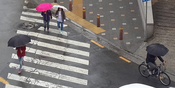 ▲ 봄비가 내리는 7일 오전 청주시내에서 행인들이 우산을 쓰고 있다.ⓒ김종혁 기자