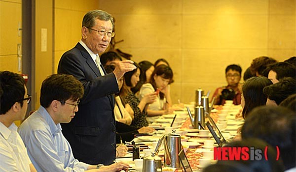 ▲ 2014년 8월 기자간담회 당시 일어나 이야기하는 유흥수 주일대사. ⓒ뉴시스. 무단전재 및 재배포 금지.