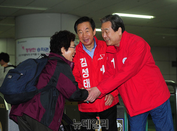 ▲ 김무성 새누리당 대표가 7일 서울 강서구 가양역에서 유권자들에게 김성태 후보에 대한 지지를 호소하고 있다. ⓒ정재훈 기자