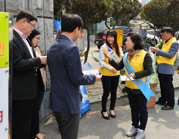 ▲ 제천 문화관광홍보단이 충북도청 앞에서 청풍호 벚꽃축제 등을 홍보하고 있다ⓒ제천시