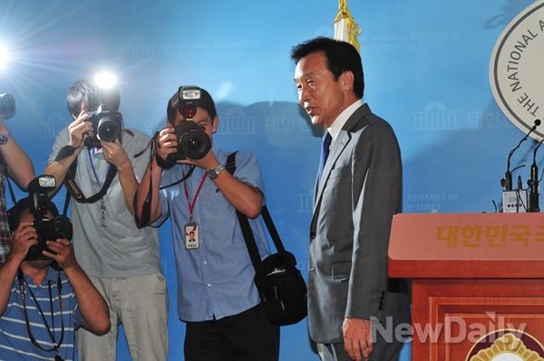 ▲ 손학규 전 대표가 지난 2014년 7월 31일 국회에서 정계 은퇴 기자회견을 가진 뒤, 단상에서 내려오고 있다. ⓒ뉴데일리 이종현 기자