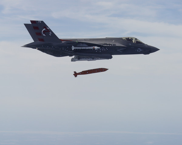 ▲ 록히드마틴이 제작한 F-35C 전투기가 합동유도폭탄(JSOW)을 발사하고 있다. ⓒ록히드마틴 제공