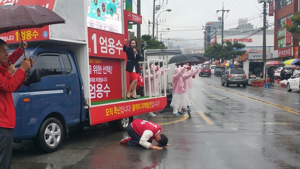 ▲ 밀양시 내이동 터미널에서 유세 시작전 시민들에게 큰절을 하고있다.ⓒ뉴데일리 안병곤기자