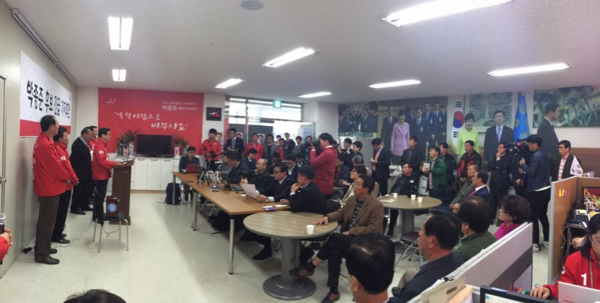 ▲ 새누리당 박종준후보가 7일 자신의 선거사무소에서 이해찬 후보 측에 흑색선전을 멈춰달라는 기자회견을 하고있다.ⓒ박종준 후보 선거사무소