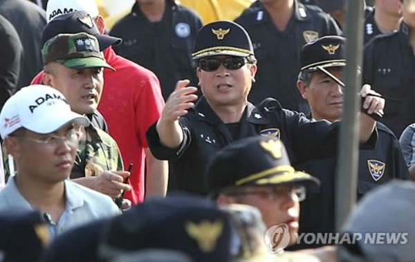 ▲ 오는 4.13 총선에서 더불어민주당 인천 연수구을 후보로 나선 윤종기 전 인천지방경찰청장. 그는 2011년 당시 강정마을 TF단장으로 진압활동에 공을 세웠다. ⓒ 연합뉴스DB