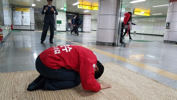 ▲ 대구 수성갑 새누리당 김문수 후보는 "당의 잘못에 대해 대신 사과드리겠다"면서 백배사죄했다. 대구의 총선구도가 진박구도로 흐르면서 좀처럼 친박과 비박을 결집시키지 못하는 모양새가 반복되는 분위기다. ⓒ김문후 후보 캠프측 제공