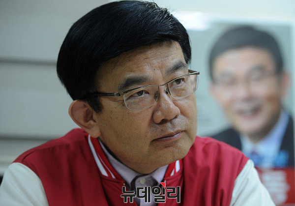 ▲ 서울 마포을 새누리당 김성동 후보가 20대 총선 공약과 관련해 뉴데일리와 인터뷰를 하고 있다.ⓒ정재훈 기자