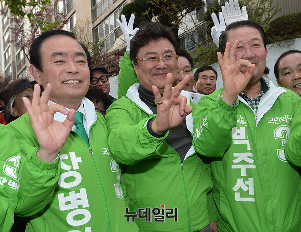 ▲ 가수 남진 씨(사진 가운데)가 국민의당 장병완 후보(왼쪽, 광주 동남갑)와 박주선 후보(오른쪽, 광주 동남을)를 지원하기 위해 7일 광주를 찾았다. ⓒ뉴데일리 정상윤 기자