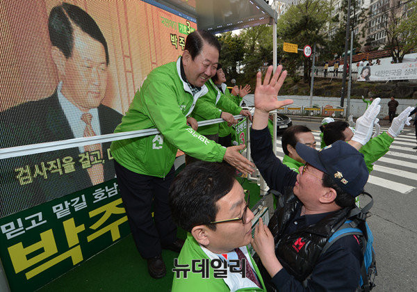 ▲ 국민의당 박주선 후보(광주 동남을)가 7일 오후 방림동 라인효친아파트 앞에서 열린 집중유세 도중 유세차량으로 몰려든 청중들과 악수를 나누고 있다. ⓒ뉴데일리 정상윤 기자