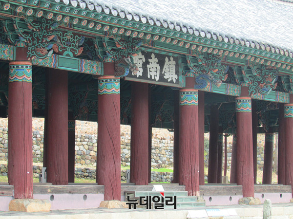 ▲ 이충무공이 임란 중 지휘소로 사용했던 진해루가 있던 자리에 중건된 여수 진남각. ⓒ여수(전남)=뉴데일리 정도원 기자