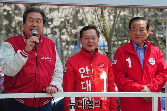 ▲ 새누리당 김무성 대표(왼쪽)이 서청원 최고위원(맨 오른쪽)과 함께 안대희 후보 선거운동을 돕고 있다. ⓒ 뉴데일리